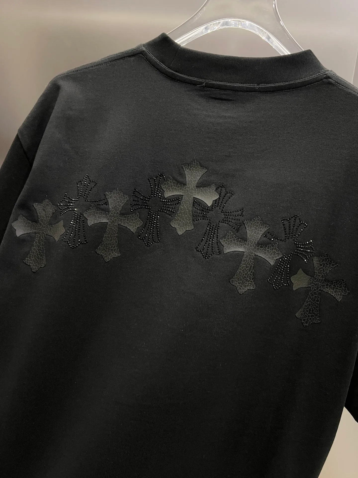 🅿️190 CH Crow 2025 Autumn and Winter New Short-sleeved T-shirt Cross leather craft Customized hardware metal + Middle Eastern Australian diamond design craft The real thing is great🔥Same style for men and women, loose version Size S M L XL XXL Five sizes black white
